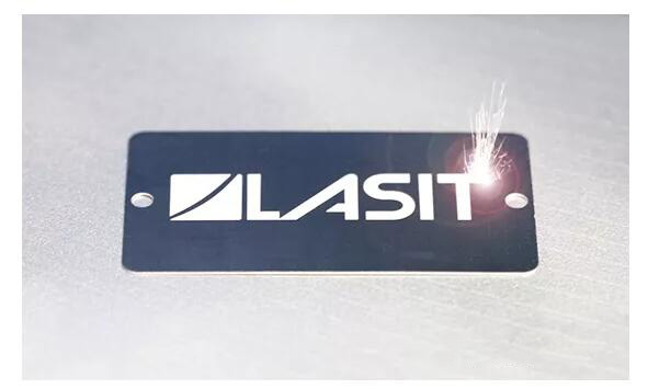 激光打標(biāo)示意圖，材料表面粗糙度的變化，形成永久性標(biāo)記