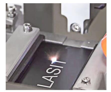 激光打標(biāo)由于穿透材料表面深度更小，因此相比激光雕刻耗時(shí)更少，jiag速度更快